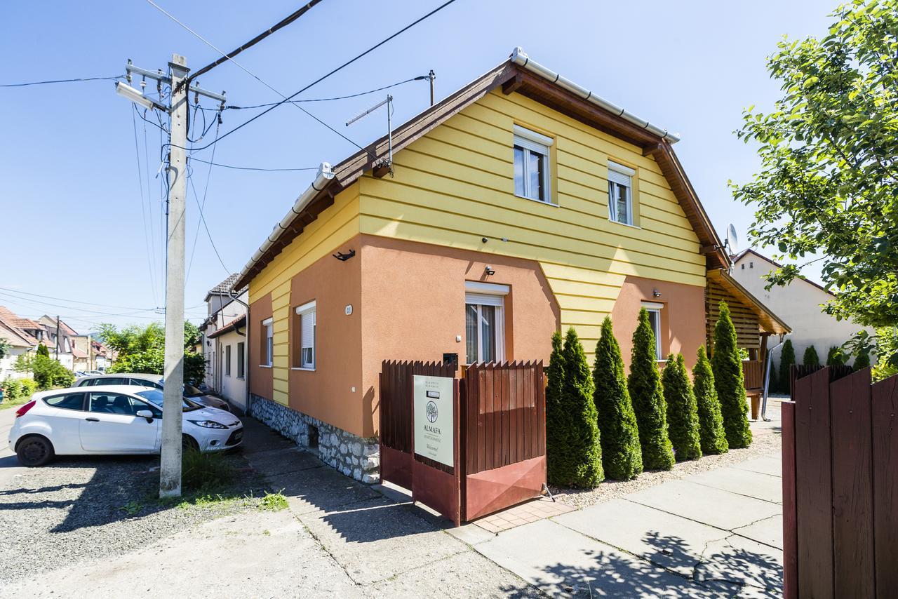 Almafa Apartmanhaz Эгер Экстерьер фото