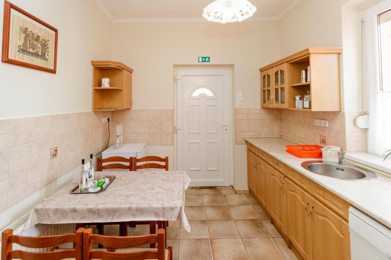Almafa Apartmanhaz Эгер Экстерьер фото